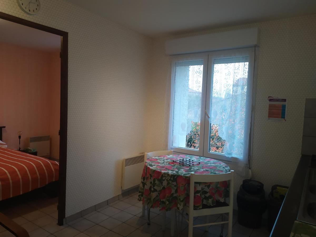 Chez Fabienne T1 Lägenhet Le Breuil-sur-Couze Exteriör bild
